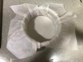 2、油纸铺在模具里。因为蛋糕糊很稀，油纸一定要比模具高，以免漏。