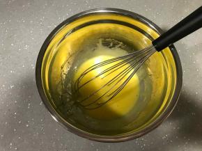 10、倒入柠檬汁和柠檬果肉，搅拌均匀。