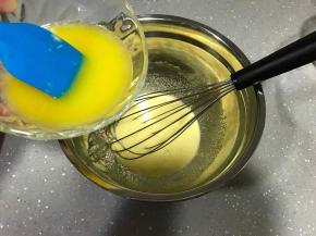 9、融化的黄油降至手温后，倒入蛋黄，搅拌均匀。