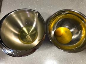 7、分离蛋清和蛋黄。盛蛋清得盆要保证无油无水。