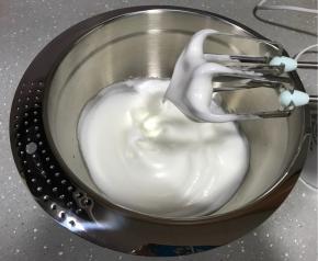 15、提起打蛋器出现小弯勾即可。湿性发泡就可以了，蛋白打的太硬容易开裂。