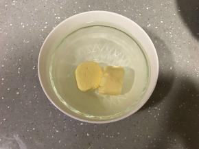 3、黄油隔水融化。