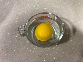 1、将柠檬在盐水里泡几分钟，去掉表面的蜡。