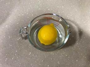 1、将柠檬在盐水里泡几分钟，去掉表面的蜡。