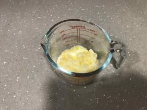 5、将50克细砂糖和柠檬皮屑混合腌制一下，备用。烤箱上下火150度预热。