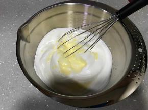 16、蛋白霜倒入蛋黄糊。手动打蛋器用捞取的手法翻拌几下，不用翻拌太多次，表面看不到大块蛋白即可。