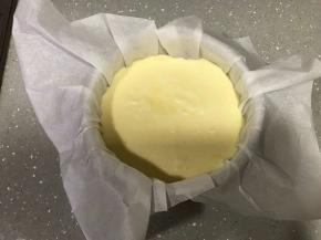 17、蛋糕糊倒入模具。表面稍稍抹平。放入烤箱，上下火150度烤50分钟左右。出炉后的蛋糕用牙签从侧面插到底，提起牙签有浆糊状面糊就熟了。