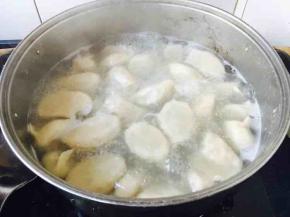 锅里放大量的水，水开后放入饺子，朝一个放搅动，期间水开后往里倒入一小碗的凉水，这样重复4次，饺子熟后捞出。