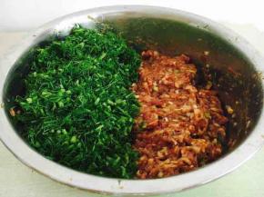 把切好的茴香放入调好的肉馅中，先往茴香碎上倒入少许的香油，把茴香碎和肉馅调匀，还是朝同一个方向搅拌，把它们调匀。
先把茴香碎裹上一层香油，目的是锁住茴香的水分，这样肉馅不发柴。