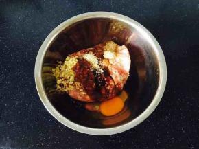 调制猪肉馅，猪肉馅选用肥瘦比例三七的肉馅，放入方子中除老抽、香油、葱花以外的所有调料，老抽暂时先放3g，把调料和肉馅朝一个方向搅拌调匀，大约调100下，再放入3g的老抽，继续朝一个方向调匀，调约100下。