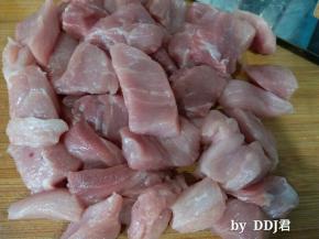 后退肉洗净，切块状，不要切太小，最好顺着肉的纹理切，这样出来的肉松丝会长一些