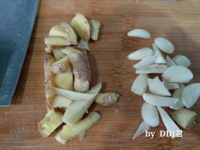 大蒜和生姜切小