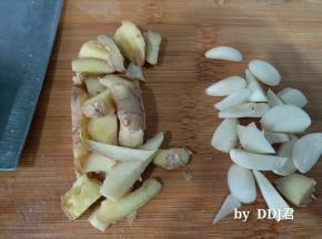 大蒜和生姜切小
