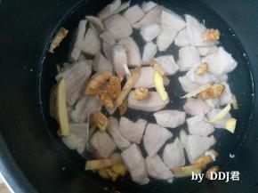 肉 盐 大蒜 生姜放压力锅里，加入适量的纯净水。把肉煮熟，不要煮的太烂