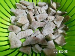 煮好后，夹出肉，控干水份