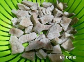 煮好后，夹出肉，控干水份