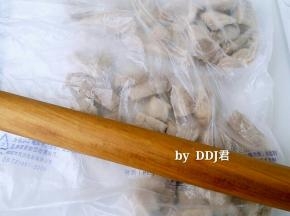 控干水份后，装入食品袋，用擀面杖把肉擀压下