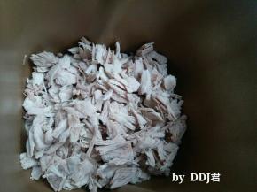 擀过之后就是这状态，因为我要用面包机炒，所以就没再用手撕了，如果直接用锅炒的话，还要用手把肉撕细点，这步比较抓狂，且撕且珍惜。。哈哈哈。。。