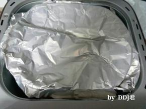 10多分钟后，我闻到了焦味，原来有肉被抛出来，掉到发热管上，于是我把面包桶口用锡纸盖住了。在程序还剩15分钟的时候，我加了少量生抽 