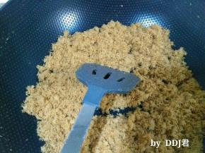 如果想吃到脆脆的肉松，要不就用面包机再炒一会儿，要不就用不粘锅炒。。我用不粘锅小火炒了10分钟