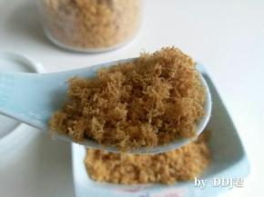 营养美味的肉松就好啦，冷却后用玻璃碗密封装好。这图是晚上拍的，比实物颜色深了点