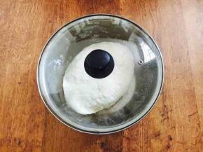 在调馅之前我们把面和好，面不妨多和一些，面要稍微柔软些。
和面时水要分次分量往里加，先把它合成絮状，然后再把面和光滑，盖上锅盖或者保鲜膜静置30分钟。