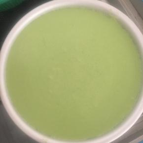 接着倒入抹茶奶酪糊，放冰箱冷藏4小时以上