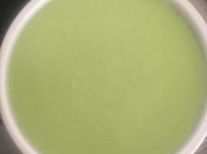 接着倒入抹茶奶酪糊，放冰箱冷藏4小时以上