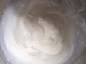 接着100克的淡奶油加入20克糖粉打发至7分发，浓稠的酸奶状。