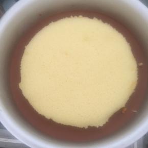 取出冷冻的巧克力慕斯，然后放入蛋糕胚