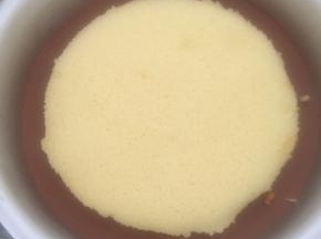 取出冷冻的巧克力慕斯，然后放入蛋糕胚