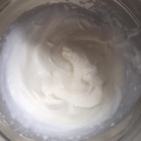 100克淡奶油加入40克糖粉打发至7分发。