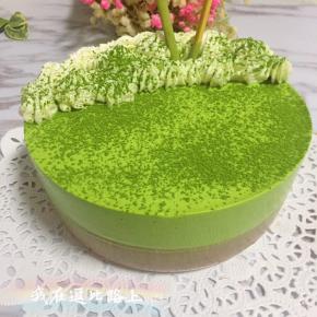 用淡奶油和抹茶粉装饰一下就美美的啦