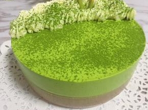 用淡奶油和抹茶粉装饰一下就美美的啦