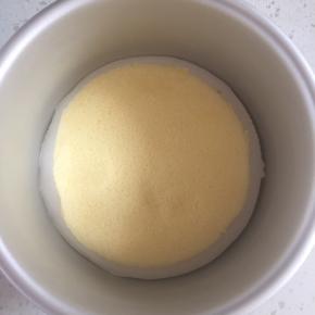 6寸模具提前垫上油纸，然后放上蛋糕胚