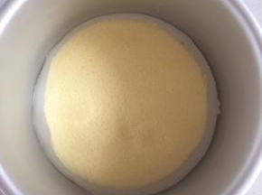 6寸模具提前垫上油纸，然后放上蛋糕胚