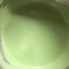 将打发好的淡奶油和抹茶奶酪糊分三次混合均匀