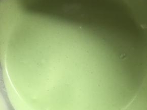 将打发好的淡奶油和抹茶奶酪糊分三次混合均匀