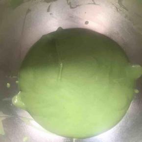 牛奶加热后（50度内），加入提前用冰水泡软的吉利丁片融化，接着加入抹茶粉混合均匀，然后接着和奶油奶酪混合均匀