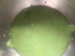 牛奶加热后（50度内），加入提前用冰水泡软的吉利丁片融化，接着加入抹茶粉混合均匀，然后接着和奶油奶酪混合均匀