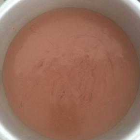 倒入巧克力慕斯糊，放入冰箱冷冻。