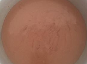 倒入巧克力慕斯糊，放入冰箱冷冻。