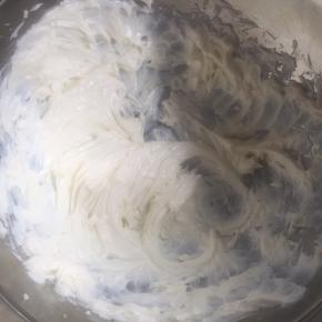 制作抹茶奶酪糊。先将奶油奶酪室温软化，（或隔热水）打发至顺滑状态