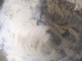 制作抹茶奶酪糊。先将奶油奶酪室温软化，（或隔热水）打发至顺滑状态