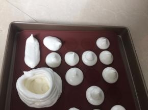 将打发好的蛋白霜装入裱花袋中