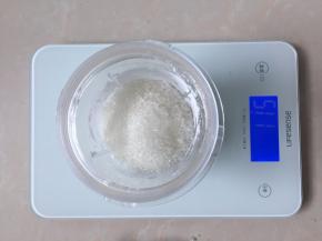 将白砂糖放入搅拌器中称出所需的量