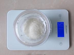 将白砂糖放入搅拌器中称出所需的量