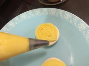 挤入卡士达酱（做法见我的菜谱拿破仑水果千层酥）