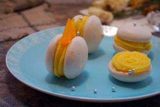 用黄色圣女果装饰