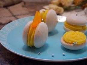 用黄色圣女果装饰